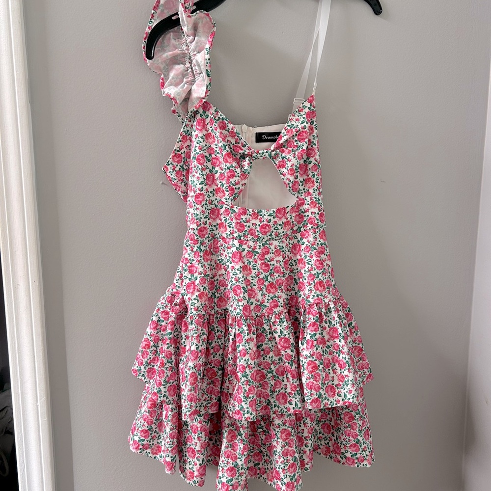 Mini one shoulder dress with floral pattern! Flowy and comfy